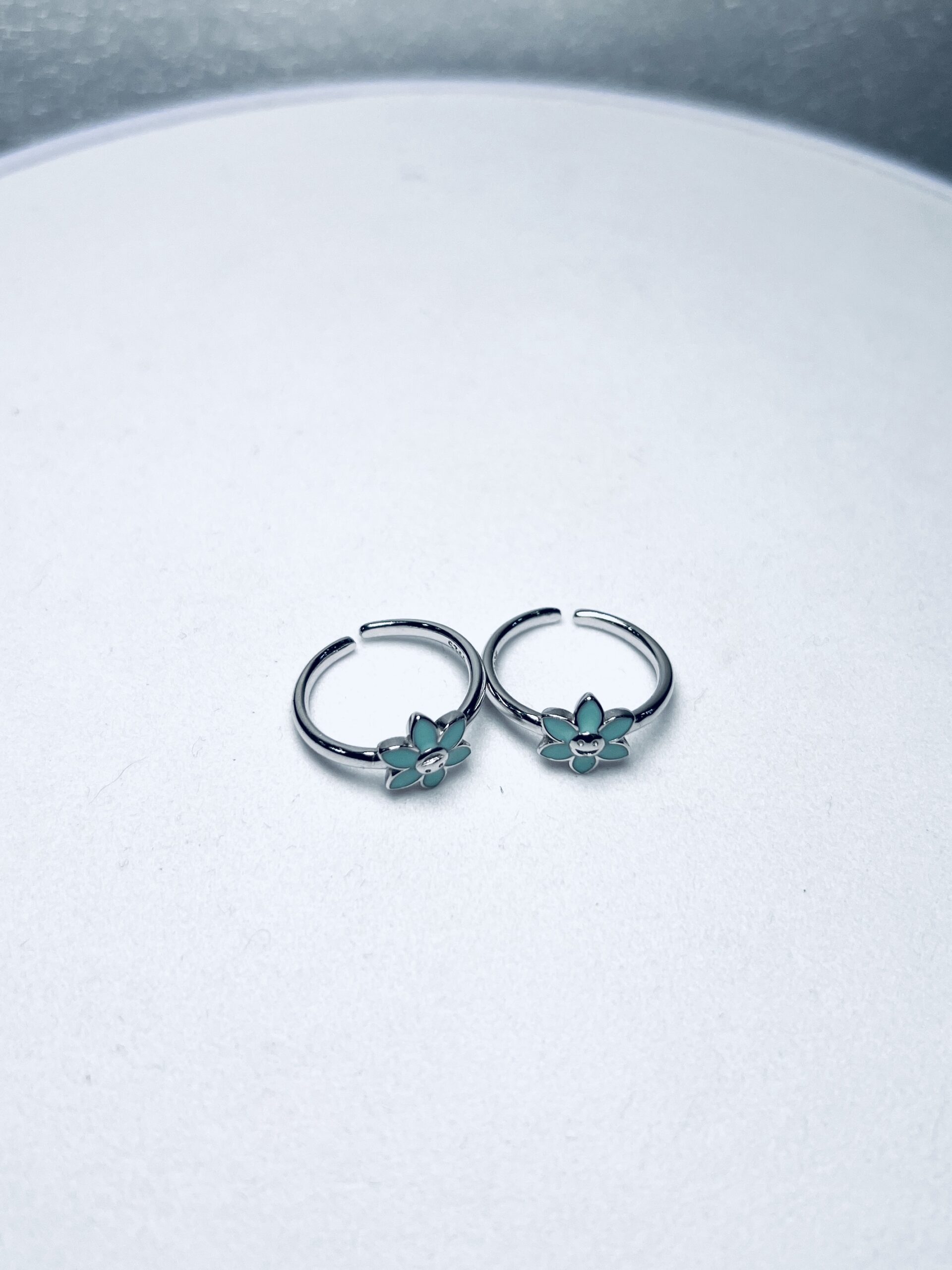 925 Silver Mint Green Flower Toe Rings (Set of 2) - Image 2