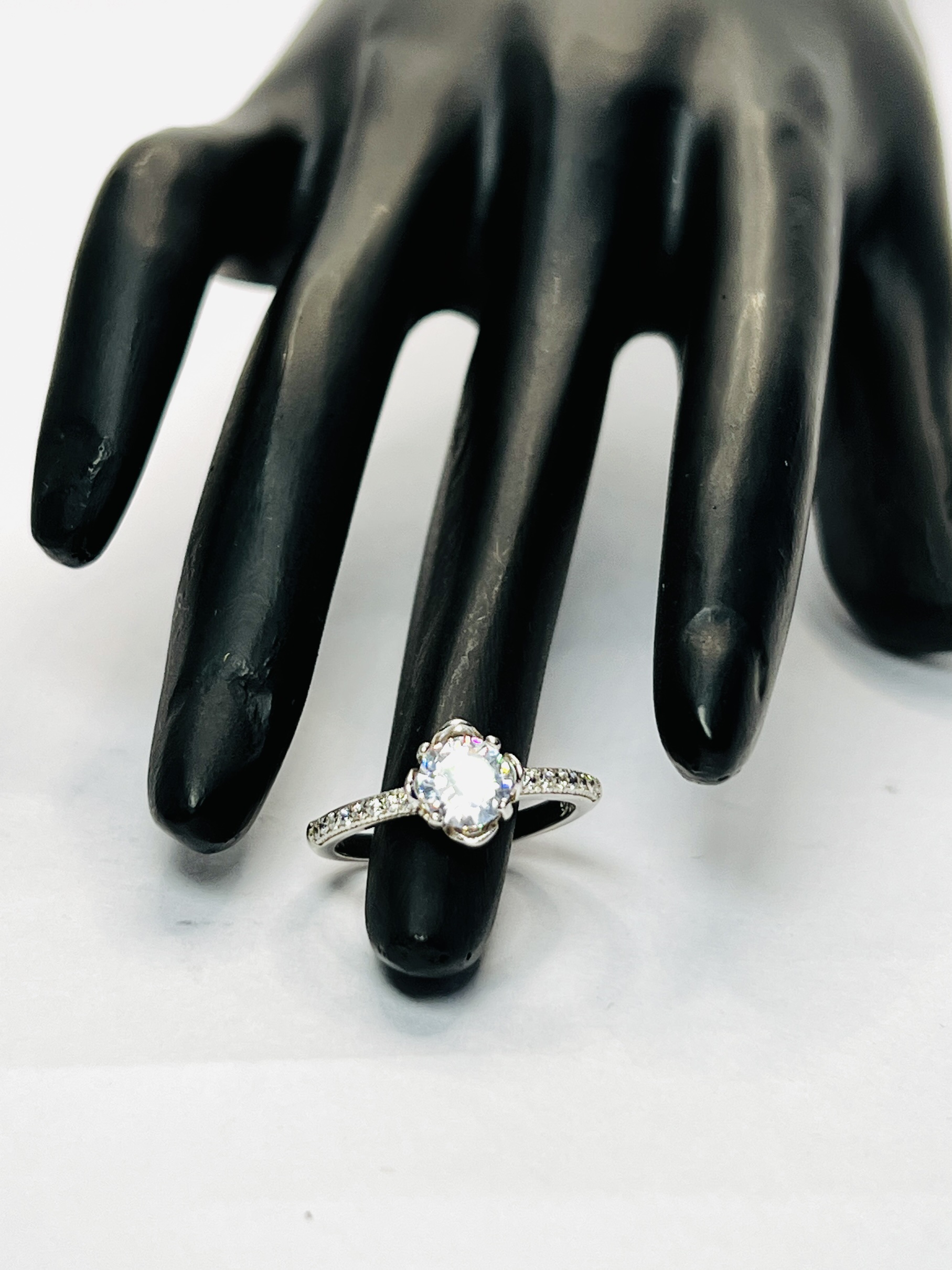 Elegant Silver Ring size 7 - Image 2