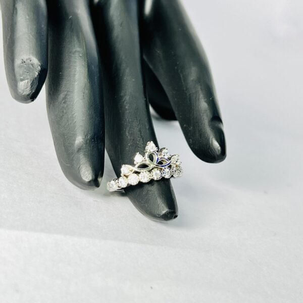Elegant 925 Sterling Silver Women’s Ring with Diamond Detailing size 5