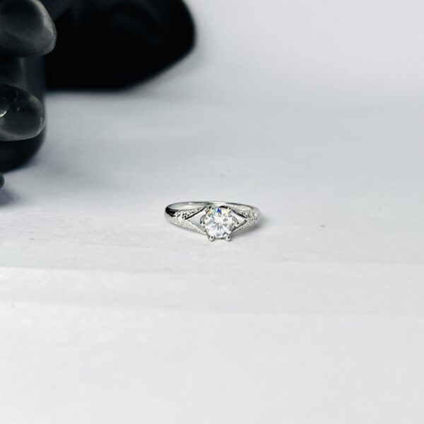 925 Sterling Silver Women’s Ring with Brilliant Round Stone
