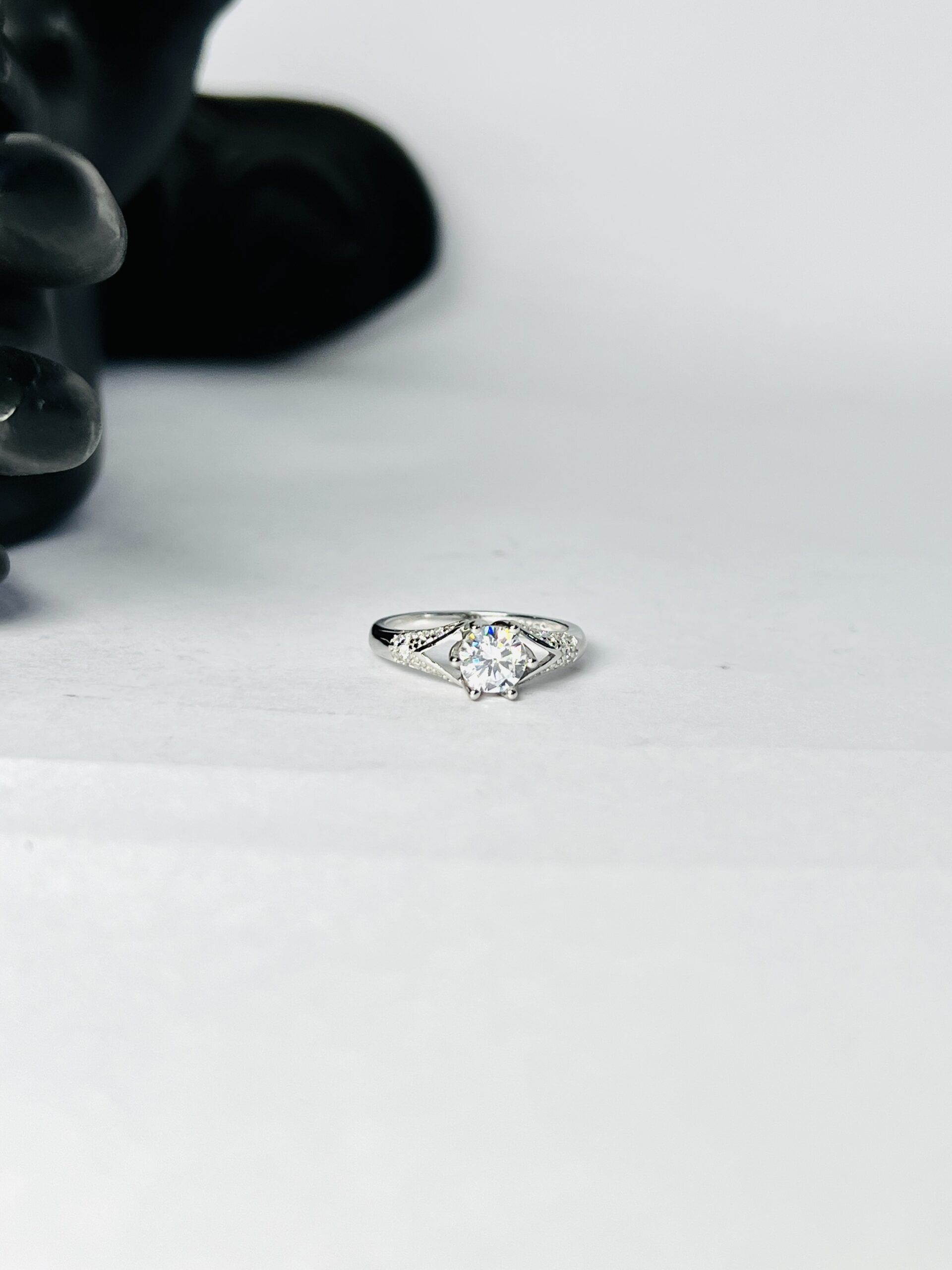 925 Sterling Silver Women’s Ring with Brilliant Round Stone