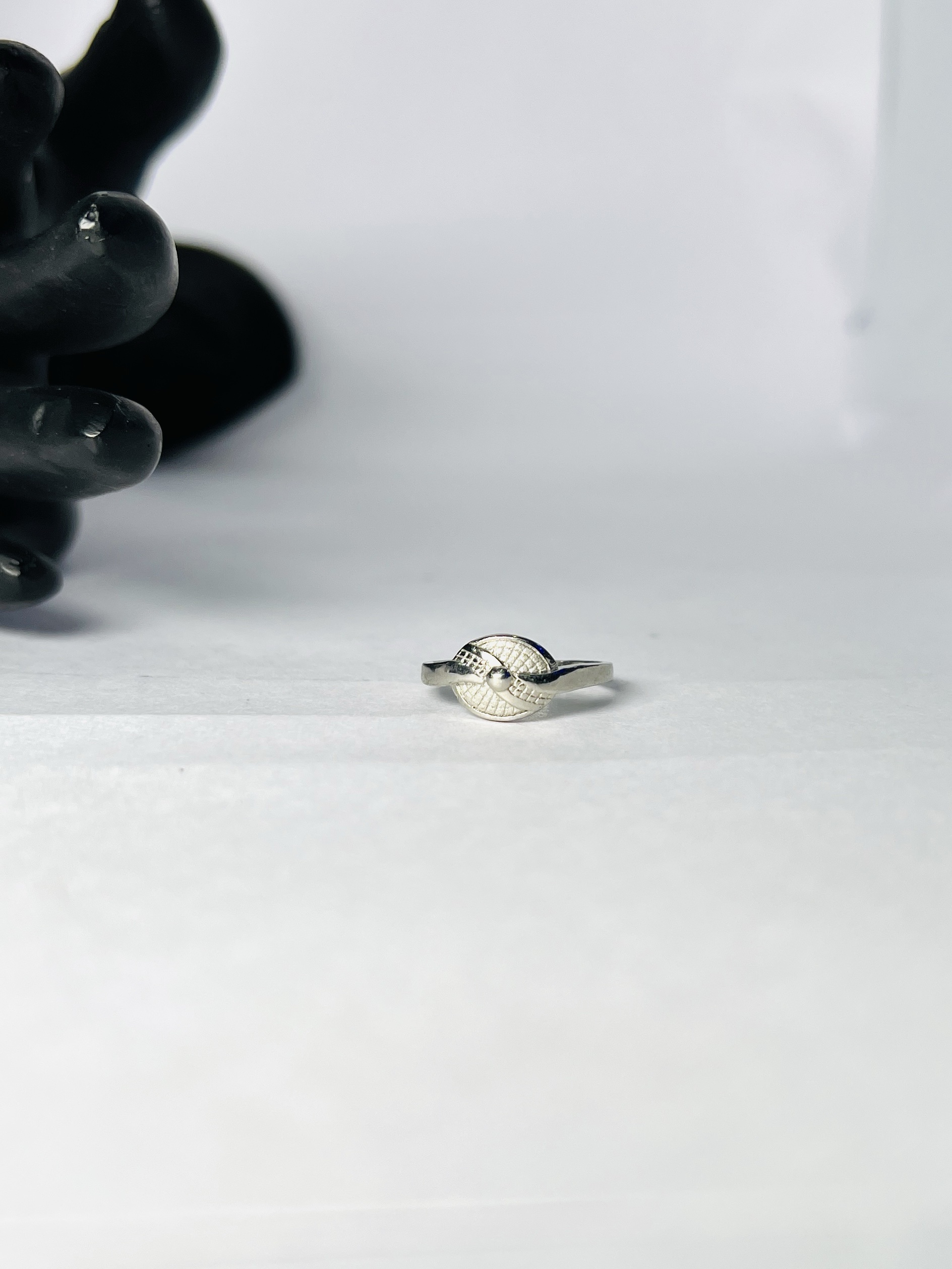 Elegant 925 Sterling Silver Women’s Ring with Textured Round - Image 3