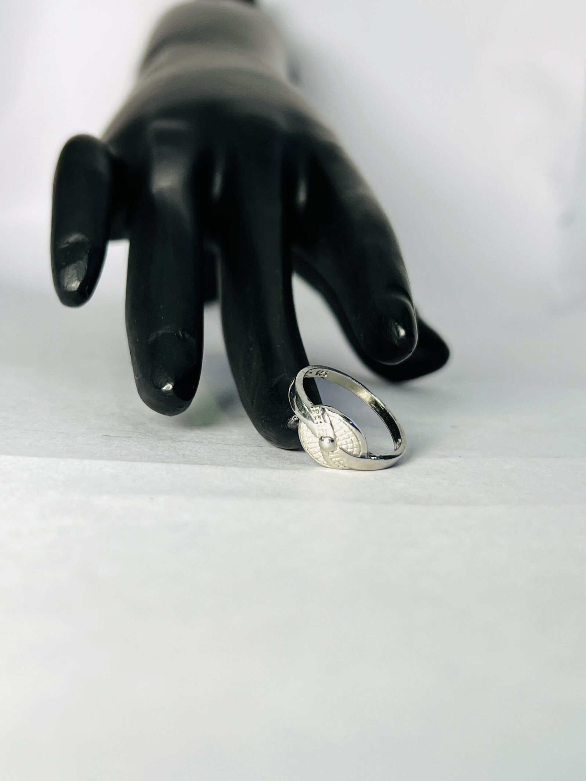 Elegant 925 Sterling Silver Women’s Ring with Textured Round - Image 2
