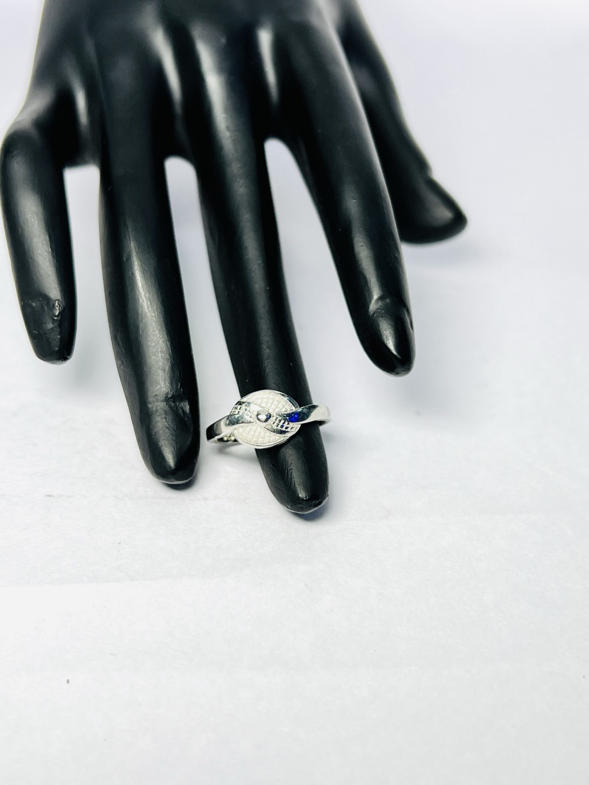 Elegant 925 Sterling Silver Women’s Ring with Textured Round